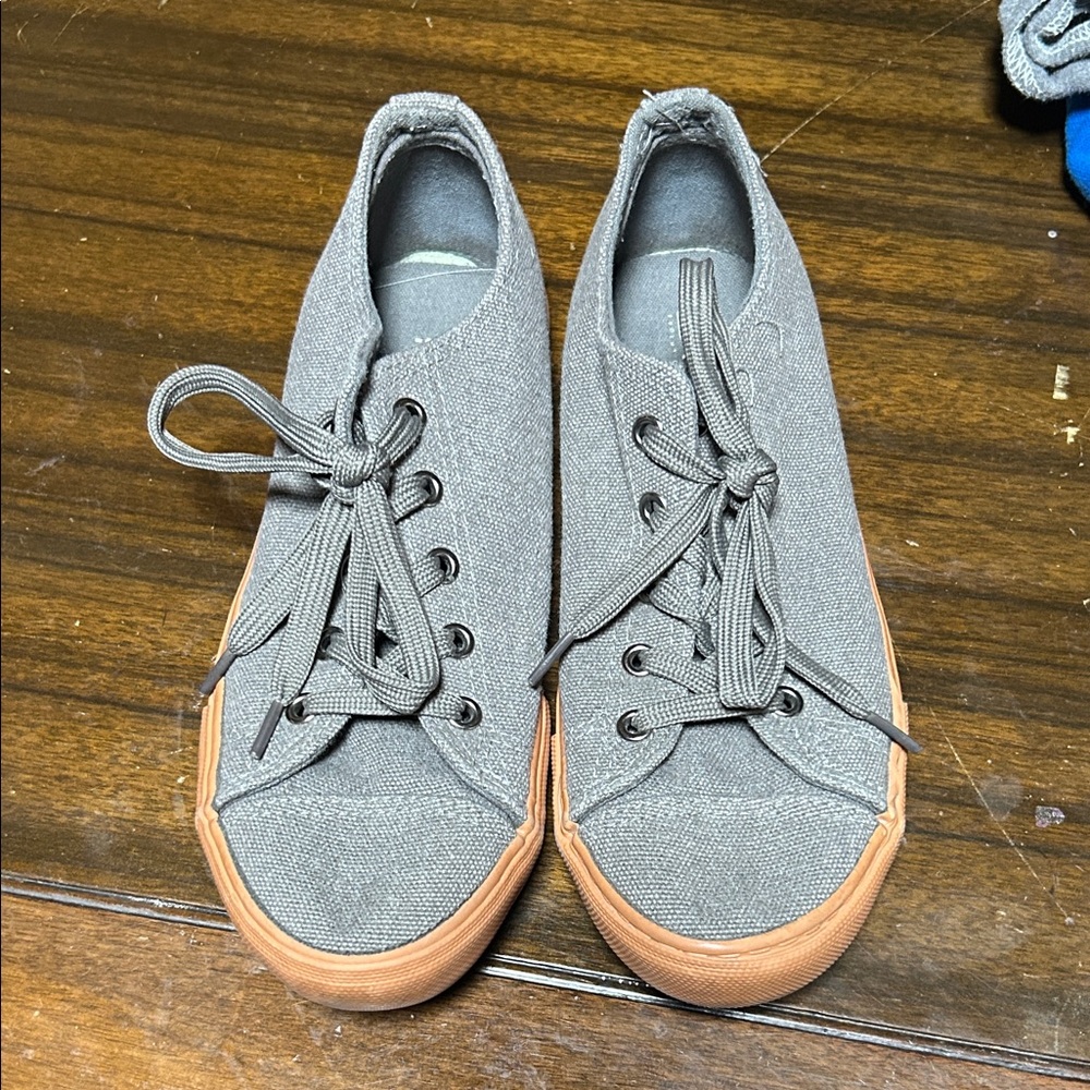 Boys grey and brown evos casual sneakers size 5. Like new